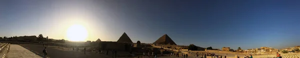 Mısır piramitleri manzarası. Büyük Giza piramitleri panoramik manzara. Antik piramitler ufuk çizgisi. Kahire, Cheops çölünü inşa ediyor. Tarih anıtı mezarı