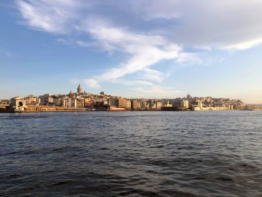İstanbul Boğazı panoraması. İnanılmaz bir seyahat şehri. Hindi Boğazı manzarası. Yaz hindisi sahili. Şehir manzarasında güzellik suyu. İstanbul sahil şeridi. Turistik seyahat kıyısı