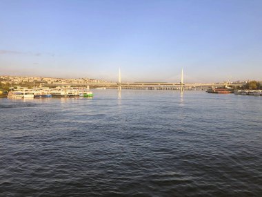 Türk boğaz manzarası. Köprü manzaralı güzel bir deniz. Türk seyahatinde romantik deniz manzarası. Türkiye 'nin maliyetine göre güzel bir turistik manzara. İstanbul Boğazı görüşü