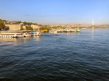 Türkiye kıyı şeridi panoramik tatil beldesi. Panoramik tatil köyü. Tekne kıyısı olan turistik bir şehir. Güzel marina kıyısı. Gezinti teknesinin simgesi. Türk istikametinde deniz kenarı