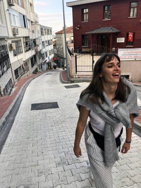 Seyahat eden kadın yaşam tarzı. İstanbul caddesinde mutlu kadın gülüşü. Türk caddesinde genç bir turist. Tarz kızı tatilde ilginç bir yeri ziyaret ediyor. Moda öğrencisi tarihi geziyi keşfetti