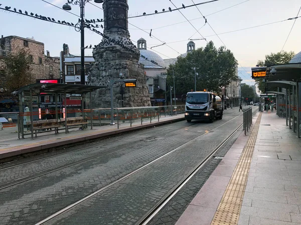Türk tramvay sokağı. Modern tramvay nakliye yolu. İstanbul 'da şehir trafiği. Turist taşıma aracı. Türk şehir trafiği