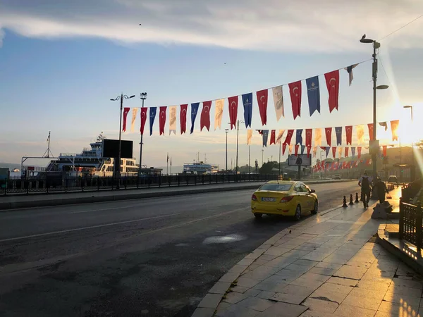 İstanbul vagonunda taksi. Türkiye caddesinde Taksi araba