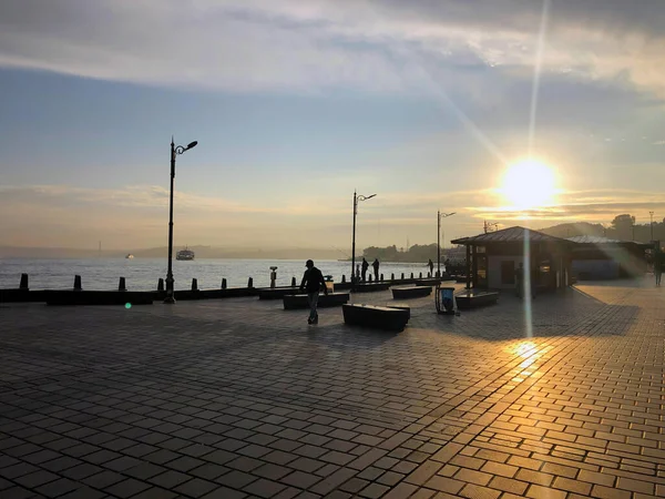 Güzel deniz seti üzerinde gün batımı. Deniz kıyısında harika bir gün doğumu. İstanbul kıyı şeridi. Deniz şehrindeki güzel güneş ışığı manzarası. Şehir sahil şeridinde güneş doğuyor.