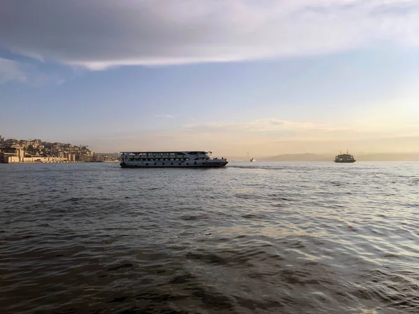 Boğaz tekne yolculuğu. Tekne hindi denizinde seyahat ediyor. Hindi panorama tatili. İstanbul manzarasında seyahat eden güzel bir tekne