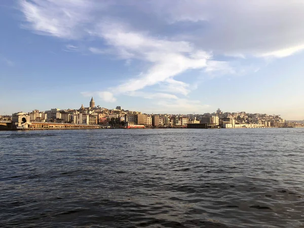 İstanbul Boğazı panoraması. İnanılmaz bir seyahat şehri. Hindi Boğazı manzarası. Yaz hindisi sahili. Şehir manzarasında güzellik suyu. İstanbul sahil şeridi. Turistik seyahat kıyısı