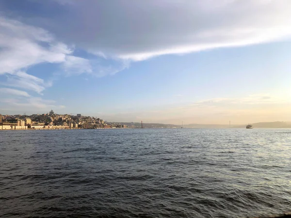 Şehir deniz manzarası. Yaz cenneti manzarası. Deniz kıyısındaki bir şehir binası. Su kıyısındaki tatil köyünün panoraması. Şehir turizminin inanılmaz manzarası.