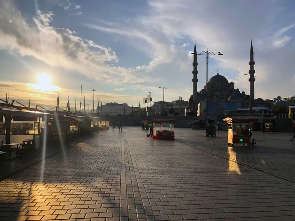 Günbatımında güzel bir Türk sokak manzarası. Türk gün batımı şehri. Hindi günbatımı simgesi. Muhteşem sahne turist tatili