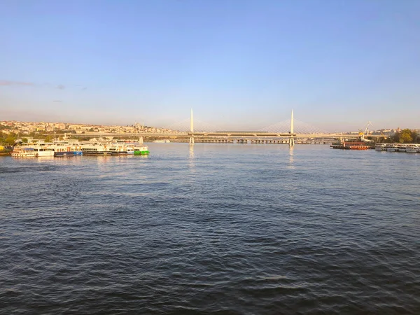 Türk boğaz manzarası. Köprü manzaralı güzel bir deniz. Türk seyahatinde romantik deniz manzarası. Türkiye 'nin maliyetine göre güzel bir turistik manzara. İstanbul Boğazı görüşü