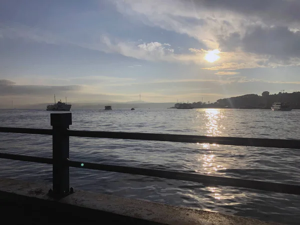 Boğaz gün batımı manzarası. İstanbul çok güzel bir yer. Türk seyahat şehirleri. Güzel Asya sahili manzarası. 