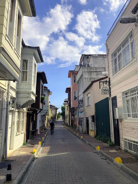 Eski sokak şehri yolu. Şehir merkezi sokağı. Eski ev köyü. Türkiye 'nin yolu. Kaldırım romantik yolu. Renkli İstanbul apartmanı