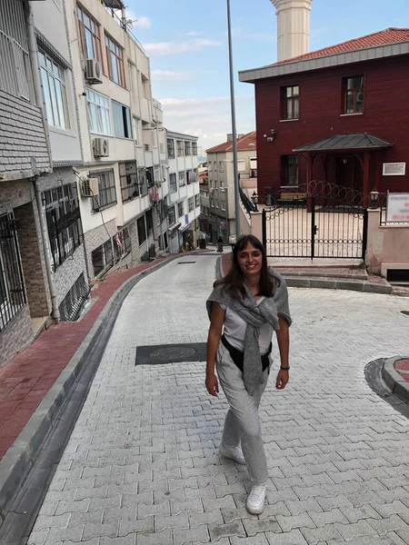 Türk caddesinde kadın turist. İstanbul caddesinde yürüyen güzel bir kadın. Türk caddesinde gezgin bir kadın. Tatil turunda Avrupalı insan gülümser. Uluslararası macera haftası