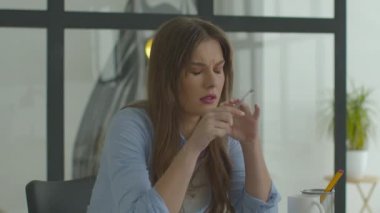 Laptop ofis masasında yorgun kadın baş ağrısı. Bayan çalışan hasta hissediyor.