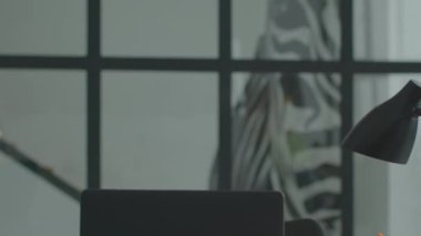 Boş modern ofis işyeri. İş yeri iç mimarisiName.