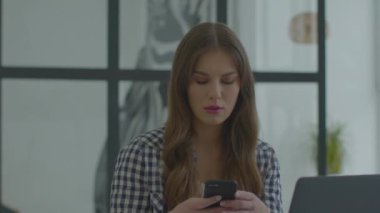 Samimi ofiste telefon yazan bir kadın. Cep telefonu kullanan kadın.