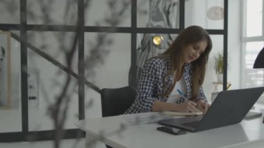 Öğrenci kadın günlük notları yazıyor. Not defteri yazan güzel bir kadın.