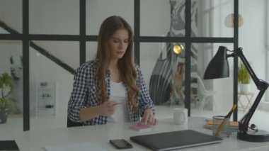 Modern işyerinde not alan sıkıcı bir kadın. İş kadını notlar yazıyor