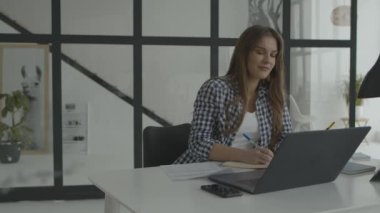 Hayalperest kadın not defterine notlar yazıyor. Not defterine yazan mutlu kız.