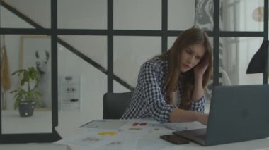 Modern ofiste çalışan sıkıcı iş kadını. Laptop yazarken mutsuz olan kişi