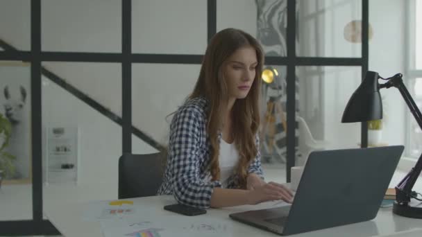 Genervte Menschen stören das Handy. Wütende Frau greift bei Laptop-Arbeit nervös zum Telefon — Stockvideo