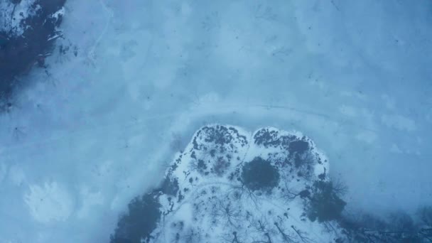 Vista aérea paisagem de água gelada. Rio congelado perto de terra gelada vista drone — Vídeo de Stock