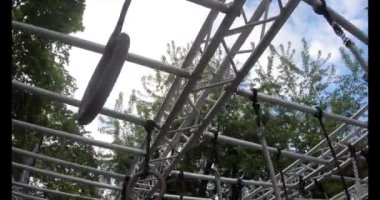 Sokak idman ekipmanları. Sporcu barı egzersizi. Yatay çubuk ve jimnastik yüzüğü