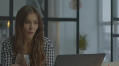 Online randevuda kalp işareti gösteren flört eden bir kadın. Uzak ilişkiler