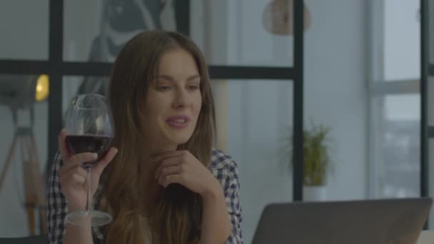 Mulher com o vinho flertando online. Noite feminina relaxe. Conectados namoro remoto — Vídeo de Stock