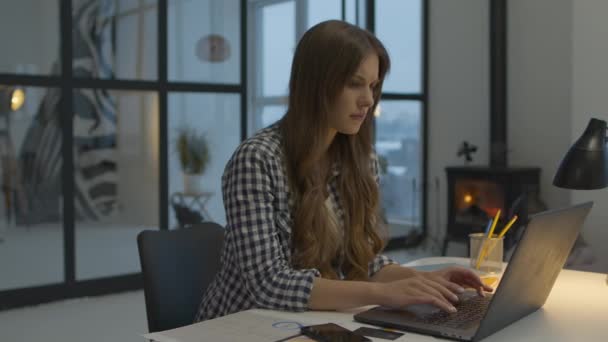 Zmęczona kobieta odczuwa ból głowy wieczorem. zestresowana kobieta zmęczona laptopem — Wideo stockowe