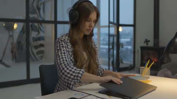 전문적 인 여성 이 노트북을 열었습니다. 원만 한 사람 이 컴퓨터에 손을 대기 시작 한다 — 비디오