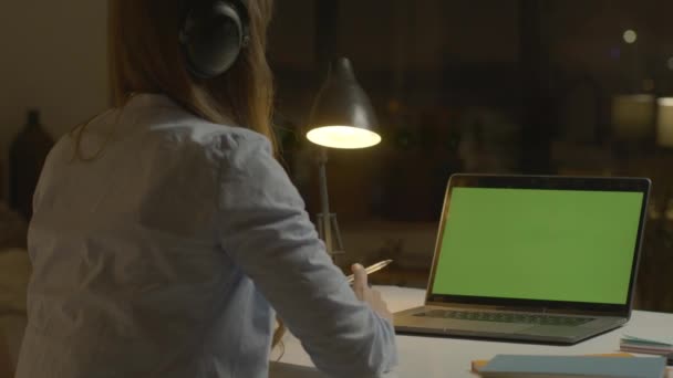 Vrouw video aan het praten met groene scherm laptop. vrouw praten op laptop chroma sleutel — Stockvideo