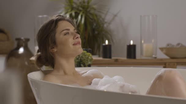 Kobieca kąpiel. Piękna dziewczyna pielęgnacja skóry w wannie z mydłem. sexy kobieta kąpiel — Wideo stockowe