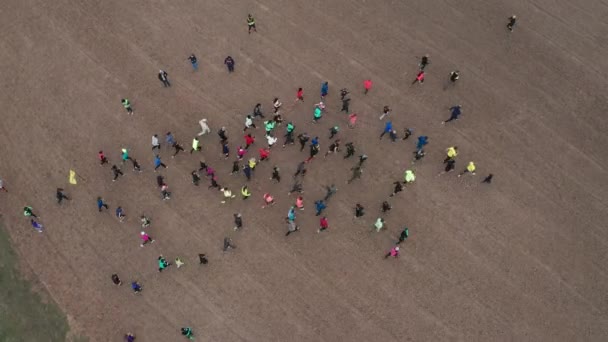 Вид з повітря на людей, що біжать марафоном на свіжому повітрі. Проведення конкурсної діяльності — стокове відео