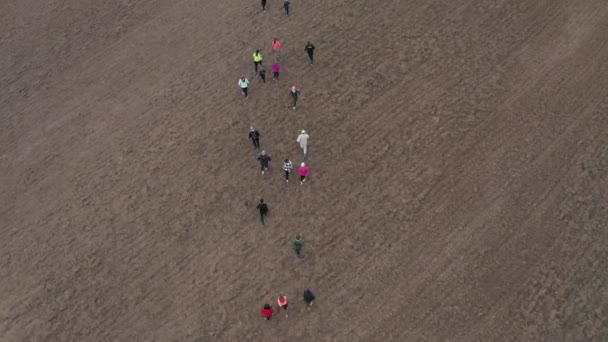 Vista aérea de comandar pessoas. Grupo atleta correndo ao ar livre. Desafio de corrida — Vídeo de Stock