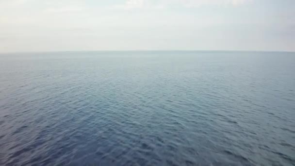 Vue aérienne de la surface de la mer. Vue de dessus du paysage d'eau océanique — Video