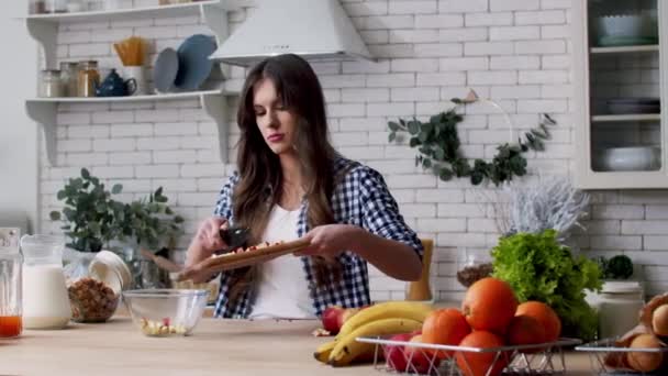 Жінка готує фруктовий салат. Дівчина ріже яблуко для смачного — стокове відео