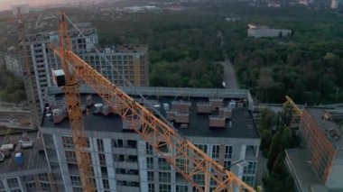 Bitmemiş inşaat sahasında inşaat vincinin havadan manzarası