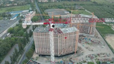 İnşaat binasındaki vinç alanının havadan görüntüsü. Şehir dairesi