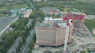 Vinç inşaatının havadan görüntüsü. Şehir mimarisi gelişimi
