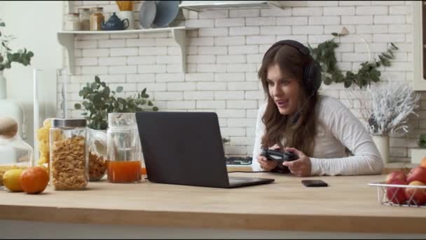 Vrouwelijke speler genieten van video games overwinning. Mooie vrouwelijke emotie expressie — Stockvideo