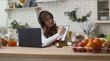 Zoom görüntülü konuşma yapan bir kadın. Kadın eğitim öğrencisi uzaktan kumandası