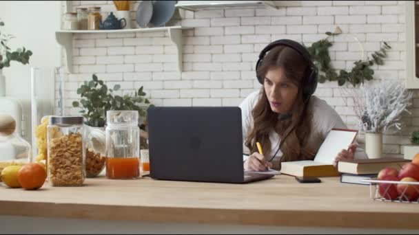 Mujer aprendiendo en línea en cocina. Estudiante en línea. Educación remota en línea — Vídeos de Stock