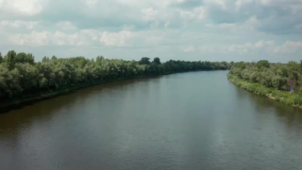 Vue aérienne du paysage fluvial. Vue par drone du paysage naturel. — Video