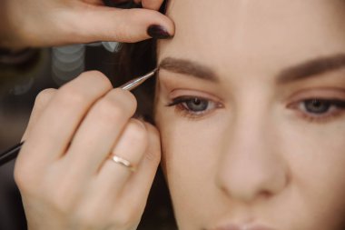 Kadınlar gözlerini kapatır. Model yüzü profesyonel görünüm