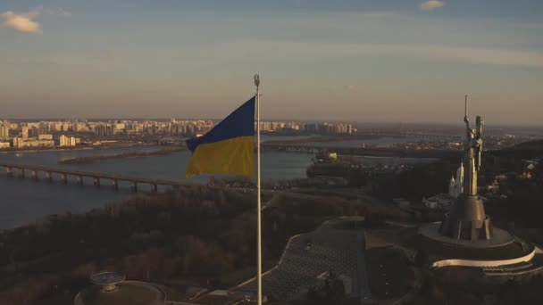 Ucrânia bandeira paisagem aérea. Monumento da Pátria no Museu Nacional — Vídeo de Stock