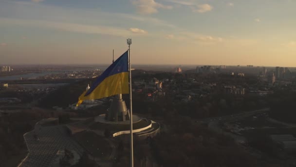 Чудовий вигляд прапора України. День національної незалежності в Києві — стокове відео