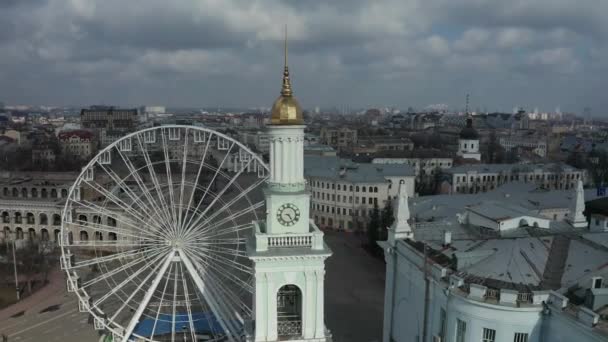 Ferris wiel op Kiev Kontraktova plein. — Stockvideo