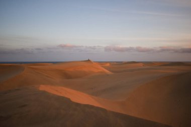 Gün batımında Gran Canaria 'daki Maspaloma Çölü' nde kum tepeleri çekildi..