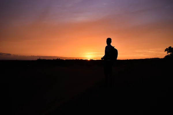 夕日を見ている男のシルエット — ストック写真