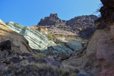 Gran Canaria 'daki güzel volkanik manzara. Los Azulejos' un renkli kayaları. Hidromagmatik patlamaların etkisi.